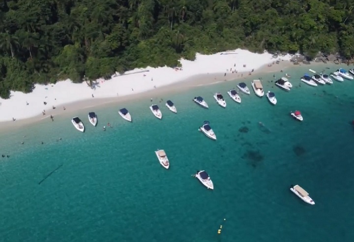 A Praia do Dentista (Jurubaíba), situada na Ilha da Gipoia, é conhecida por suas águas azul-turquesa. É um local popular entre os visitantes que chegam de barco.