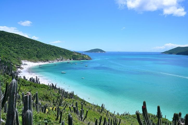 A Praia do Forno (foto), considerada uma das mais bonitas do Brasil, e as Praias do Pontal do Atalaia, são alguns dos destinos mais populares para quem visita Arraial.
