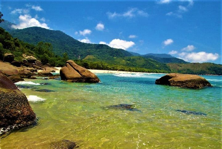 Com acesso apenas por trilha ou barco, a Praia do Sono é uma das mais populares de Paraty. Ideal para quem busca tranquilidade e contato com a natureza.