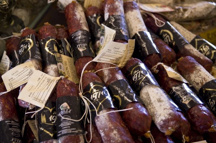 O conhecido site de gastronomia TasteAtlas atualizou sua lista dos 100 melhores salames e linguiças do mundo. Delícias que devem ser consumidas com moderação  claro. Mas que conquistam o paladar. Confira o Top 20!