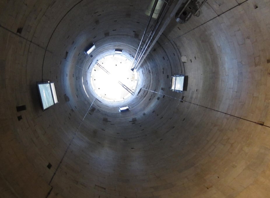 A torre de Pisa, na verdade, é um campanário da catedral, que significa “torre sineira”, designada para guardar sinos. A torre, que em italiano é pronunciada como Piazza dei Miracoli, é a terceira obra mais antiga da Praça dos Milagres. 