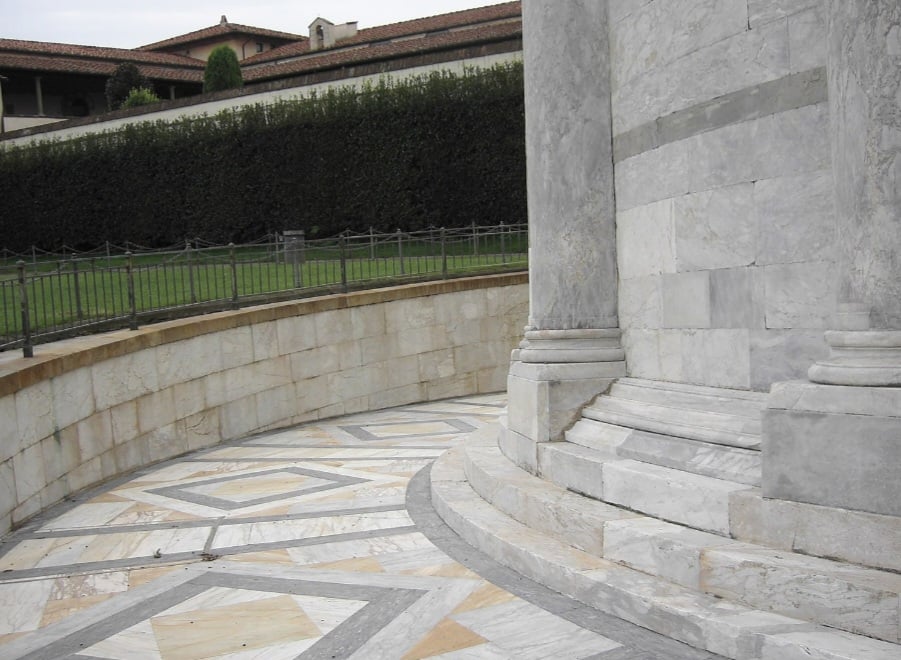 Durante a Segunda Guerra Mundial na campanha da Itália, a Força Expedicionária Brasileira em uma missa na catedral, com a imagem de Nossa Senhora Aparecida, cantaram o hino brasileiro quando se rompeu um forte bombardeio aéreo perpetrado por forças do Eixo.