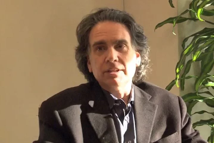Já Peter Buffett, além de apoiar organizações indígenas norte-americanas desde 2002, direciona seus esforços filantrópicos para promover o aprendizado socioemocional em escolas. 