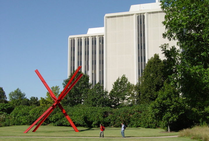 Ele estudou na Universidade de Nebraska e depois fez um mestrado em Economia na Columbia Business School, onde foi influenciado pelo investidor Benjamin Graham, conhecido como o pai do investimento em valor.