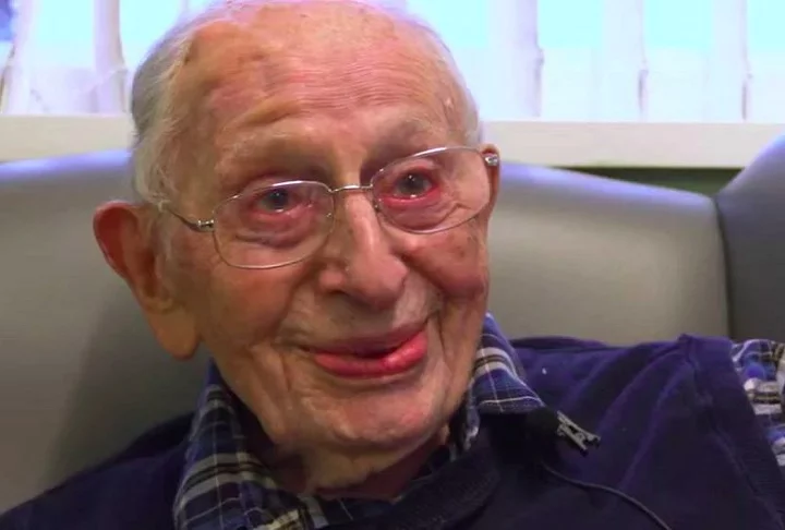 Nascido em Liverpool, ele vivia em uma casa de repouso e, segundo sua família, faleceu rodeado por música e carinho.