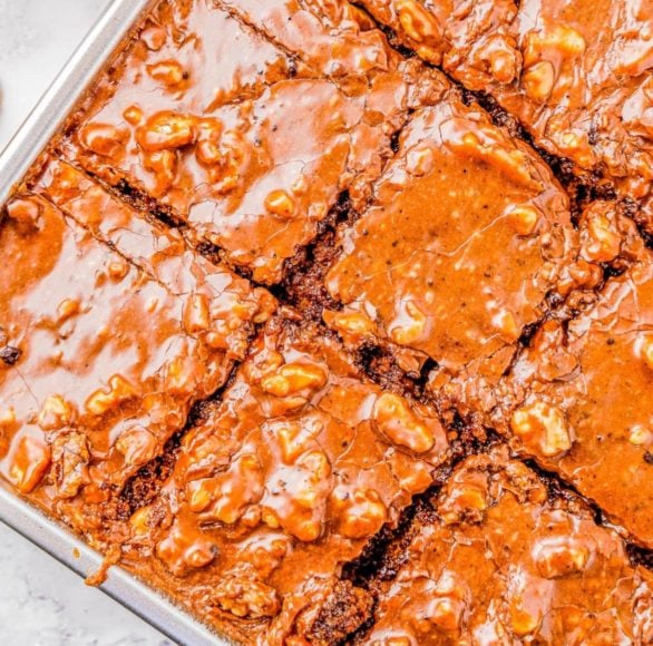 9º) Texas Sheet Cake (EUA): É um bolo de chocolate típico do sul dos Estados Unidos, conhecido por ser feito em uma forma larga e rasa, o que lhe confere uma camada fina e mais úmida.