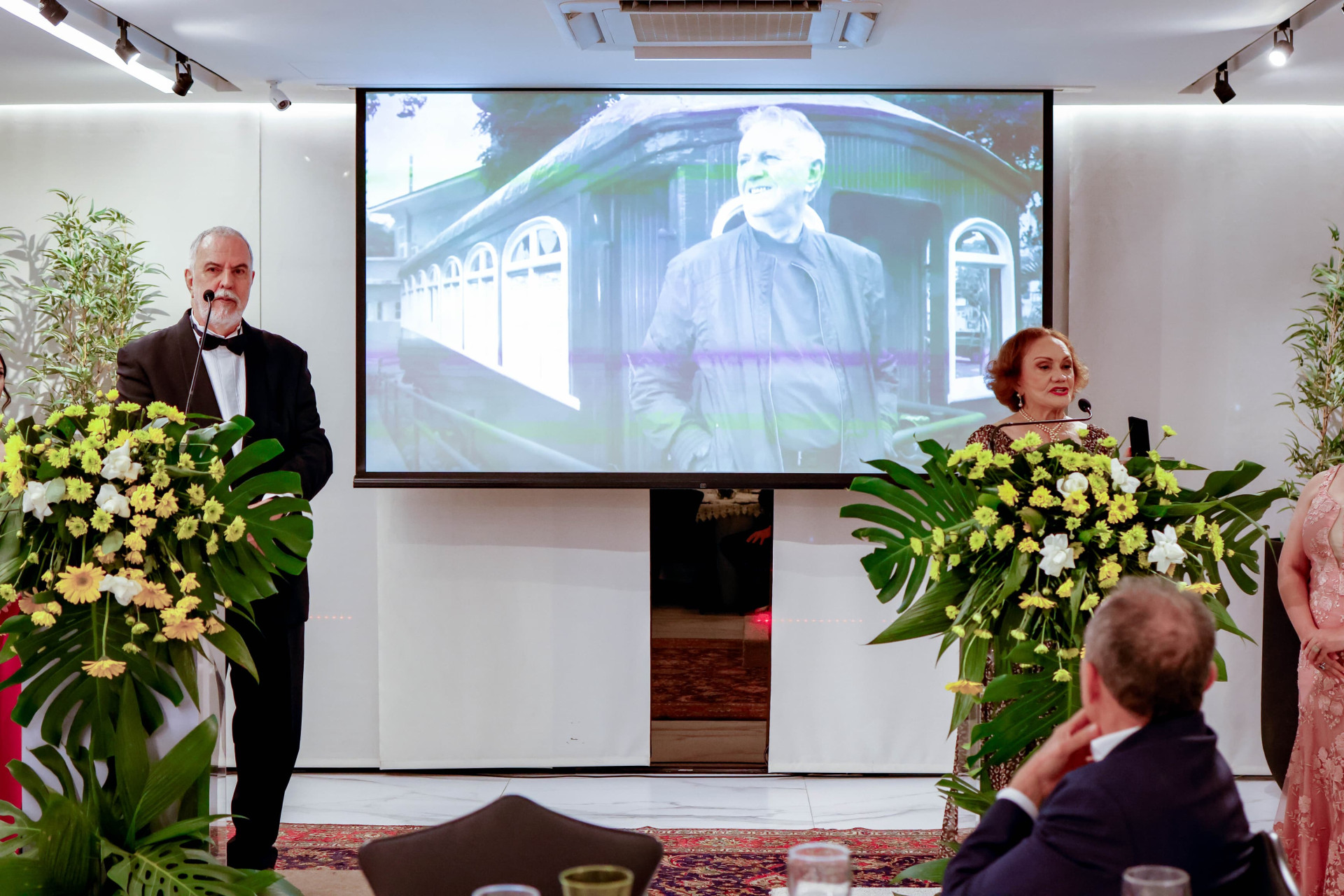 Sérgio Ponte e Ivoneide Rodrigues, irmão e viúva de Alan Neto (imagem ao centro)
