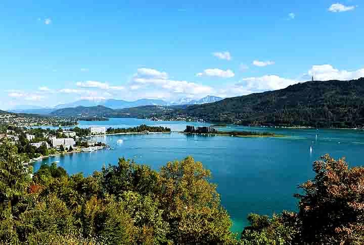 Situada às margens do belo Lago Wörthersee, a cidade é um popular destino turístico, conhecido por suas águas cristalinas e atividades recreativas, como natação e esportes aquáticos no verão.