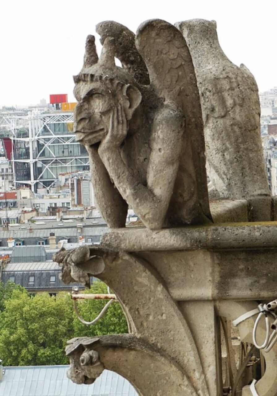 Além disso, elas possuem um simbolismo profundo, sendo vistas como guardiãs contra o mal e protetoras da sagrada edificação.