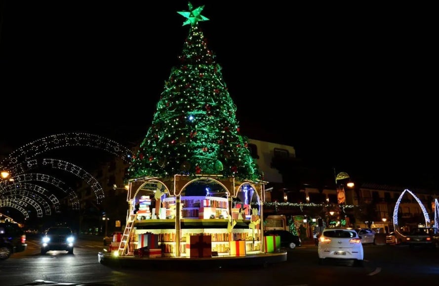 Com sua rica herança cultural alemã, Blumenau, em Santa Catarina, se transforma em um verdadeiro espetáculo natalino com eventos festivos, como o Magia de Natal, e uma decoração deslumbrante.
