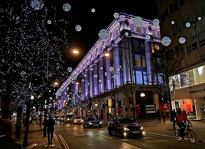 A tradicional e moderna Londres, na Inglaterra, recebe decorações grandiosas nos palácios, lojas e equipamentos urbanos no Natal. A solidão das iluminadas ruas (ao contrário de Nova York) por causa das celebrações familiares é um atrativo a mais.