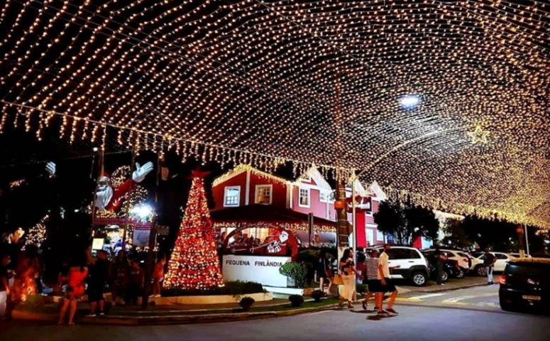 Conhecida como Pequena Finlândia, Penedo, no Rio de Janeiro, se transforma em  conto de fadas nas festividades de Natal,com todos os espaços decorados e programação especial. Lá tem a famosa Casa do Papai Noel.