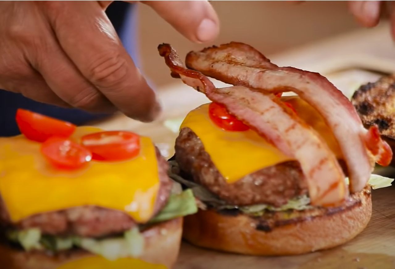 Dica 5 - Fuja dos produtos industrializados: Os industrializados são muito chamativos e saborosos para a maioria das pessoas, porém comê-los não irá ajudar você a emagrecer. Pelo contrário. Eles possuem muitas calorias vazias e o valor nutricional baixo, com frequência um alto teor de sódio e açúcar. Logo, eles engordam e ainda por cima não matam a fome. 