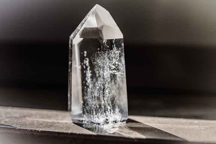 Cristal de Quartzo Transparente: Tipo mais comum de material usado para bola de cristal. É conhecido por suas propriedades de cura, clareza mental e amplificação de energia. É considerado o mestre dos cristais.
Uso esotérico: Meditação, clarividência e práticas de cristalomancia.