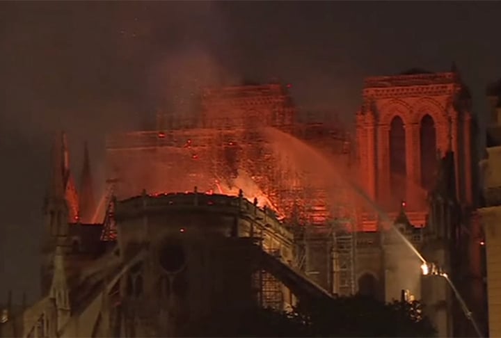 Quatrocentos bombeiros se uniram num esforço conjunto no combate às chamas tentando proteger ao máximo o patrimônio artístico, histórico e cultural da construção. 