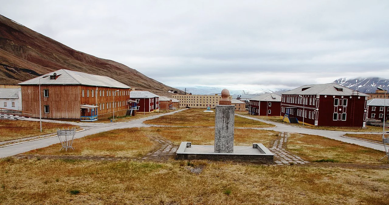 Pyramiden (Noruega) - Cidade construída no auge da União Soviética, recebeu esse nome por causa de um morro em forma de pirâmide. Dependia de subsídios do governo, mas, com o fim da URSS, foi esvaziada. Embora fique na Noruega, pertence à Rússia.  