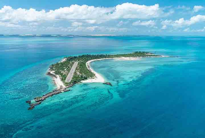 Área marinha mais antiga com proteção do patrimônio de Moçambique, Bazaruto conta com a ilha homônima e outras cinco ilhas: Benguerra, Magaruque, Banque, Shell e Santa Carolina.

