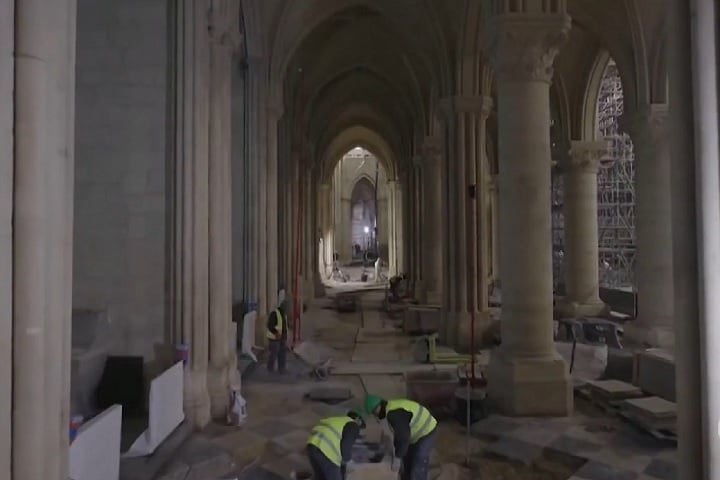 Macron destacou a coragem dos bombeiros que ajudaram a conter o fogo e agradeceu os 2 mil profissionais que trabalharam na restauração, que custou 700 milhões de euros (R$ 4,5 bilhões).