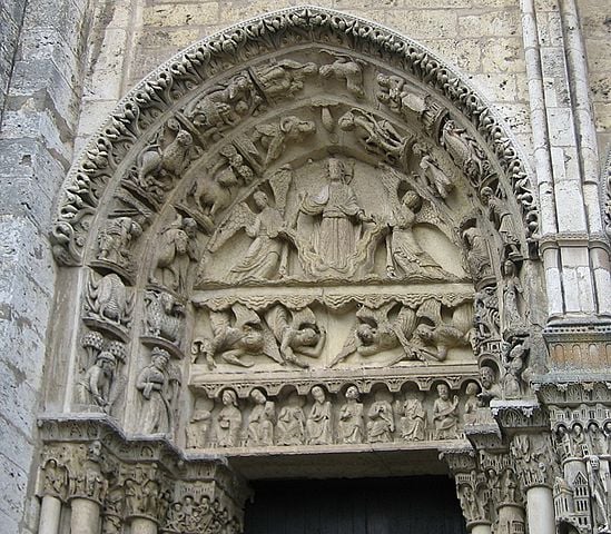 A igreja, por fora e por dentro, é um espetáculo artístico. Já na entrada, peças esculpidas nas paredes encantam pela perfeição dos detalhes. 
