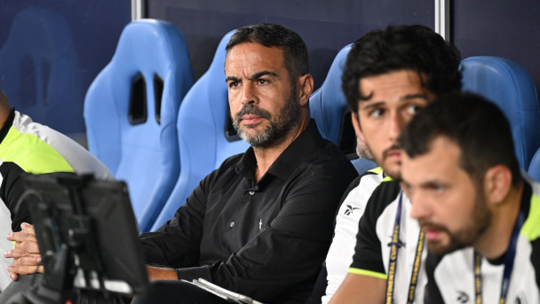 O técnico português do Botafogo, Artur Jorge, assiste do banco durante a partida de futebol da Copa Intercontinental da FIFA de 2024 entre o Botafogo e o Pachuca 
