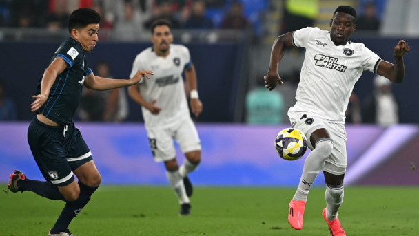 O atacante brasileiro #7 Luiz Henrique (D) do Botafogo controla a bola durante a partida de futebol da Copa Intercontinental da FIFA de 2024 entre o Botafogo do Brasil e o Pachuca do México