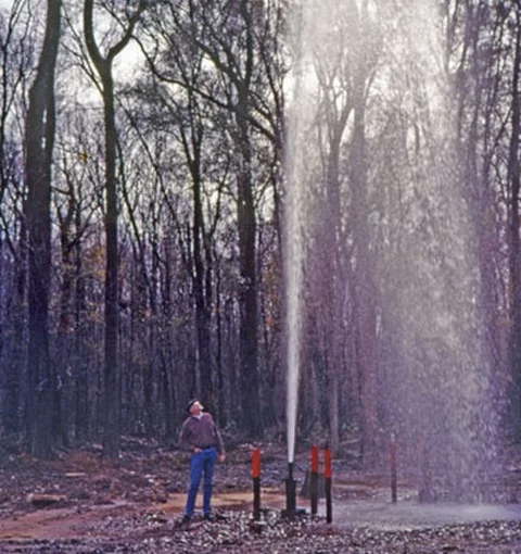 Já os aquíferos confinados (ou artesianos) são os que possuem água confinada entre camadas de rochas permeáveis e semipermeáveis a maiores profundidades.