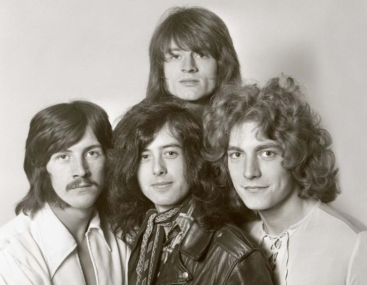 É provavelmente a maior banda de rock da década de 1970. Canções como Starway to Heaven e  Whole Lotta Love estão na história da música e representam muito bem o sucesso do Led Zeppelin.