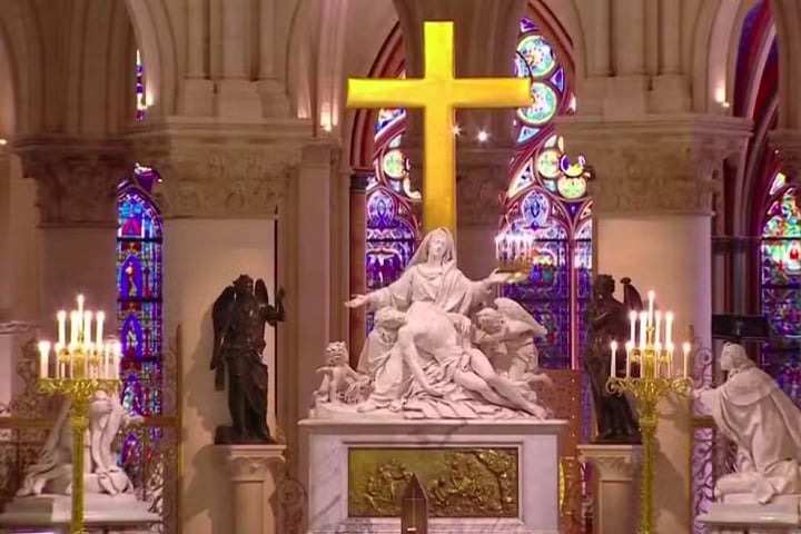 O telhado foi reconstruído com os desenhos originais, mas recebeu reforços, enquanto a cruz da capela foi restaurada em mais de mil horas de trabalho. 