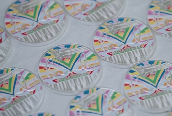 A The Royal Mint presenteou Paul McCartney com uma versão especial do item, inspirada no uso de moedas como palhetas de guitarra no início de sua carreira.