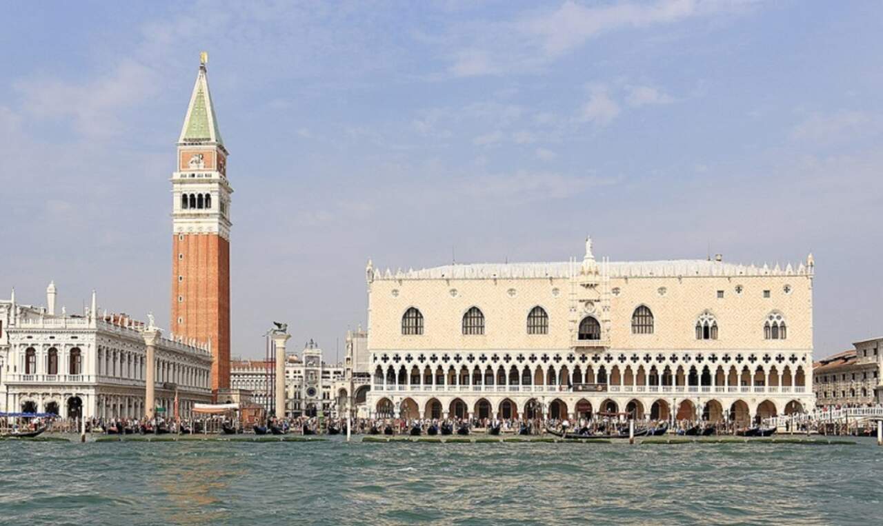 Palácio Ducal (Palazzo Ducale) (século XIV): Residência dos doges e sede do governo de Veneza, o palácio gótico veneziano é conhecido por suas belas salas e a Ponte dos Suspiros, que conecta o palácio à antiga prisão