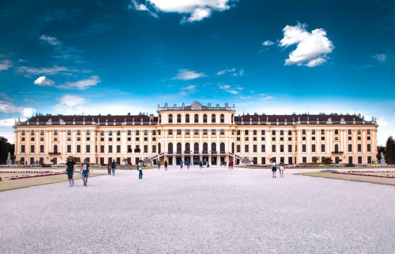 A cidade também é conhecida por seu legado musical. Compositores famosos como Mozart, Beethoven e Strauss viveram e trabalharam em Viena. 