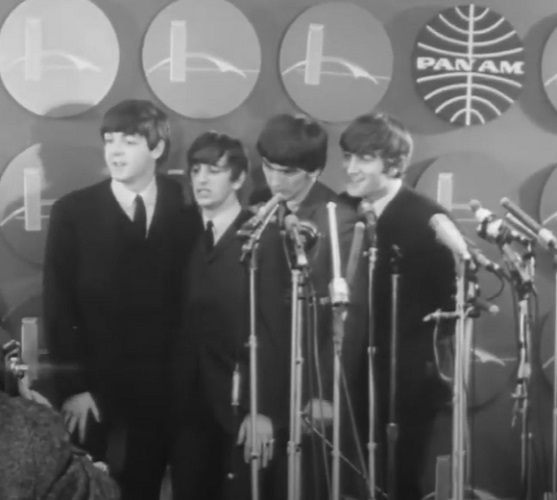 Entre 1963 e 1966 ocorreu o fenômeno da “beatlemania”, com fãs alucinadas seguindo os passos da banda liderada por Lennon e McCartney.