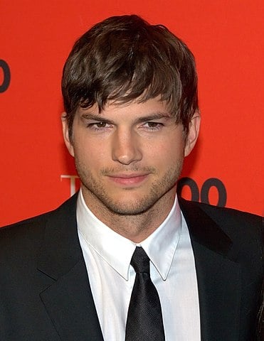 O ator americano Ashton Kutcher já se declarou fã da hipnose. Ele afirma que o tratamento sempre o ajudou a se concentrar na memorização dos textos e na gravação das cenas.