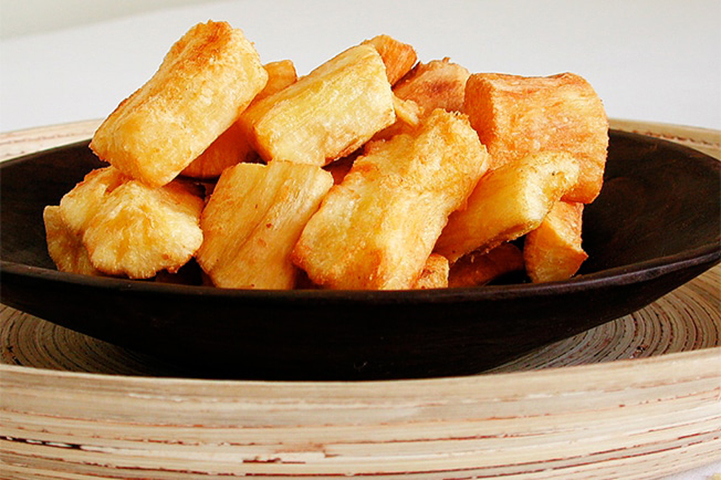 A mandioca, conhecida como aipim, em outros lugares, é um outro alimento que dá para fazer muitas entradas: aipim frito, croquete de mandioca e aipim com carne seca são algumas das opções. 