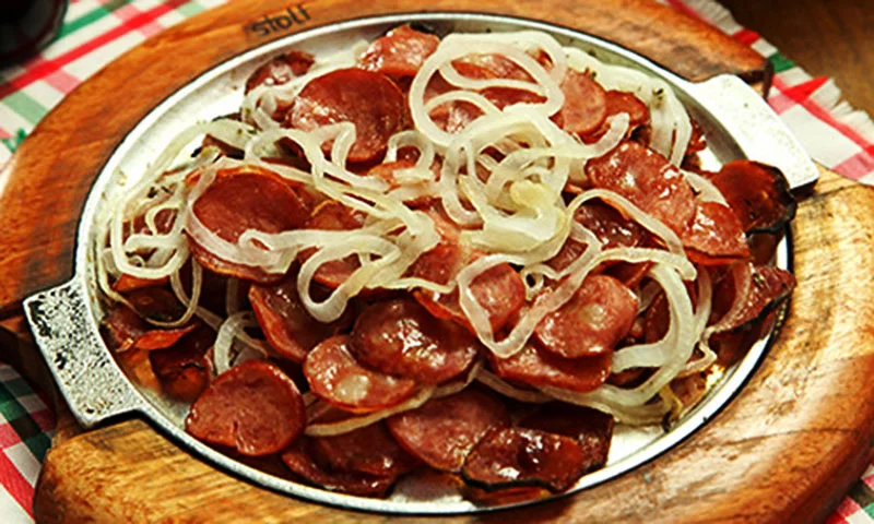 Ao contrário da calabresa acebolada, que é até mais fácil de fazer pois alguns mercados já vendem a carne praticamente cortada. 