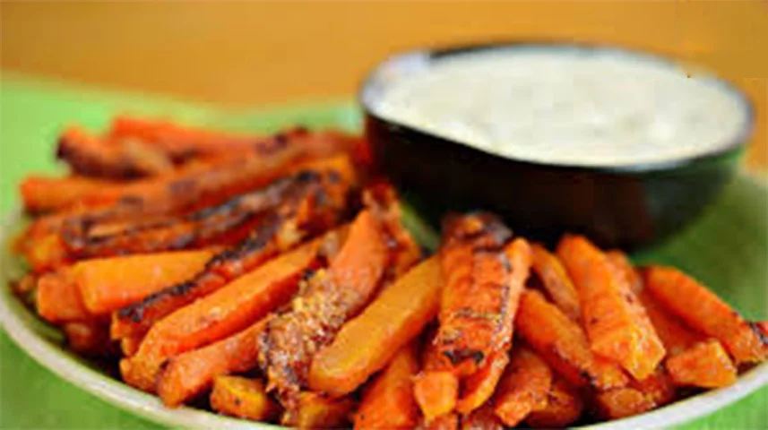 Cenoura com molho de iogurte é uma opção mais fitness/vegana.Dá para cortar em  forma de grossos palitos para mergulhar no molho.