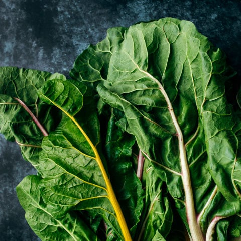 Folhas verdes - Estudos mostram que uma alimentação com consumo elevado de folato (importante vitamina do complexo B) está associada à menor prevalência de sintomas depressivos. 