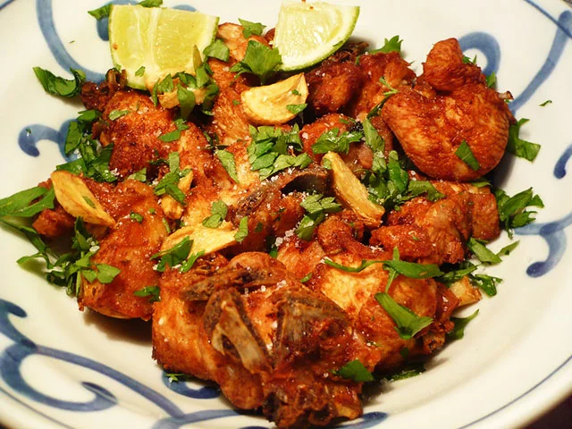 Um frango a passarinho é bom e rápido de fazer. Como tem carne, ainda dá sustância. Outra vantagem é que, por ser carne branca, não tem muita gordura. 