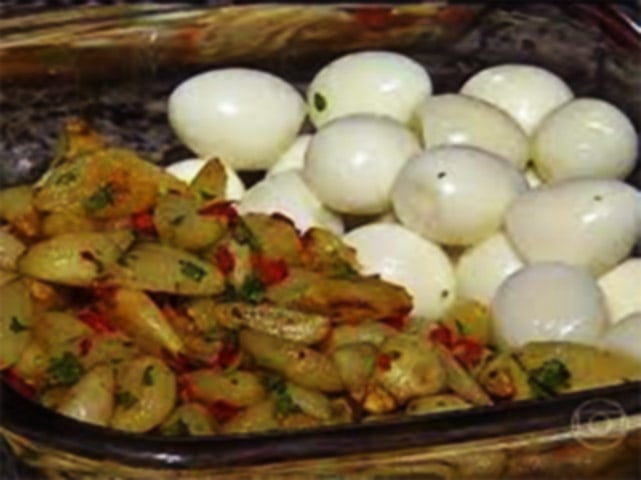 Ovo de codorna com alguns cremes também é uma boa opção de petisco para os amigos. Saudável e bem prático de fazer. 