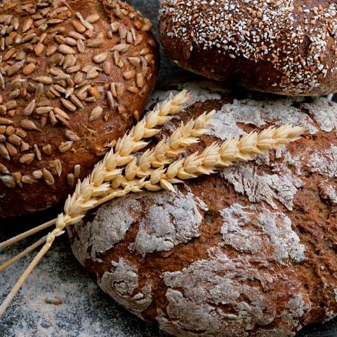 Carboidratos complexos - Alimentos como pães e cereais integrais (trigo, arroz) estimulam na produção do neurotransmissor serotonina, que ajuda a reduzir as sensações de depressão. 