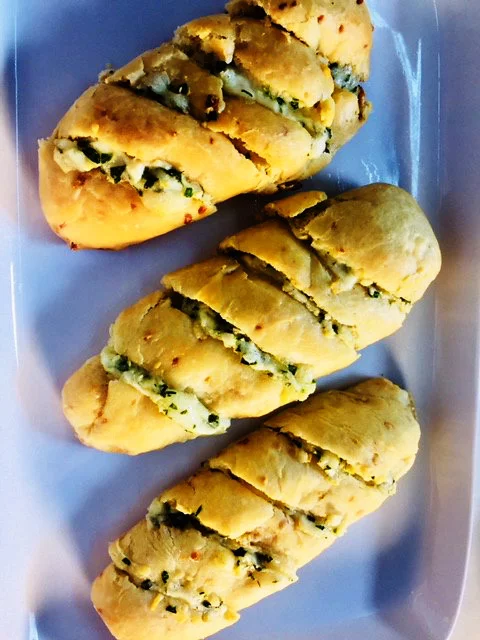 Pão de alho é uma das opções mais fáceis para preparar. Geralmente, é uma escolha acertada também como entrada no churrasco. 