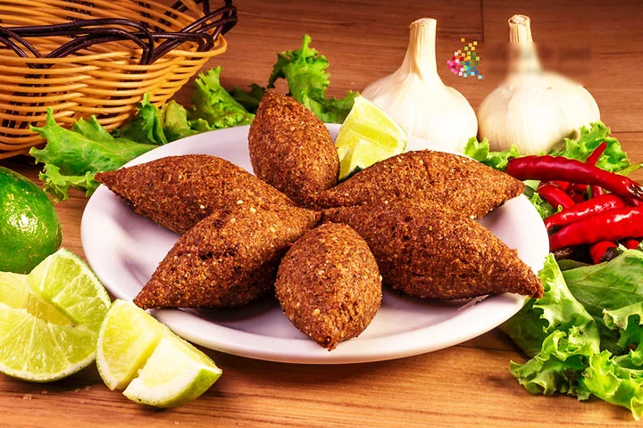 Quibe (ou Kibe em alguns lugares) é um prato oriundo da Arábia Saudita, mas muito consumido no Brasil. Basicamente, é um bolo de massa de triguilho, recheado com carne e ervas a gosto. O nome vem de kubbeh, que em árabe significa bola.