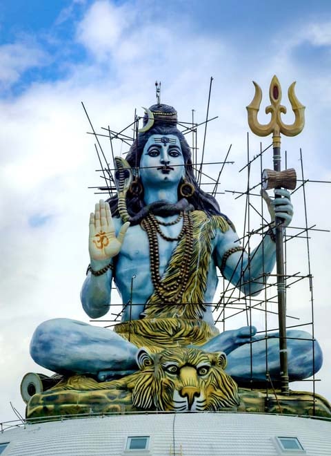 O tridente também está associado a um dos deuses supremos da religião do hinduísmo: Shiva. Na Mitologia Hindu, o tridente é conhecido como Trishula, o que representa a força e a união.