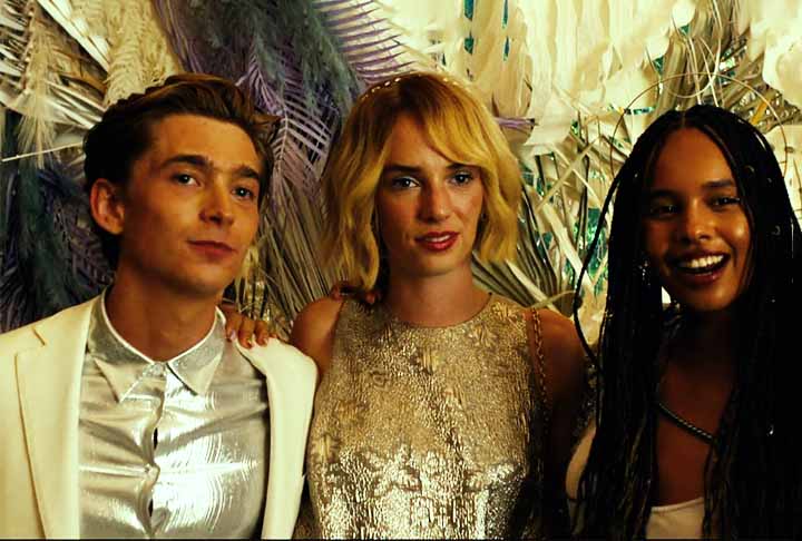 Nascida em Nova Iorque, no dia 8 de julho de 1998, Maya Hawke ficou mais conhecida por interpretar Robin Buckley na série Stranger Things. Como sua mãe e sua avó, ela foi modelo para a Vogue no início de sua carreira.