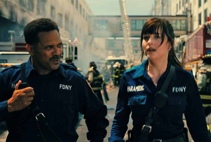 Dakota Johnson ganhou mais notoriedade quando interpretou o papel de Anastasia Steele, no filme baseado no romance erótico Cinquenta Tons de Cinza (2015). 