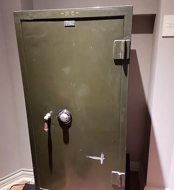 Depois, a Revolução Industrial impulsionou a produção de cofres em larga escala, tornando-os mais acessíveis para empresas e residências. Materiais como aço e concreto reforçado foram utilizados para aumentar a resistência contra fogo e arrombamentos.