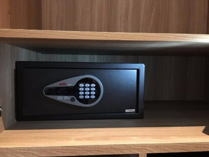 Também é comum encontrar cofres em quartos de hotéis, pois eles permitem que os hóspedes guardem seus pertences pessoais com segurança durante a estadia.