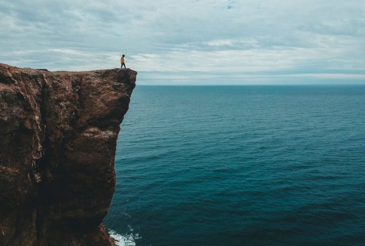 As falésias chamam atenção pela incrível beleza na paisagem, mas também representam um perigo para quem se aventura a passeios nesses locais com recorte inigualável. 