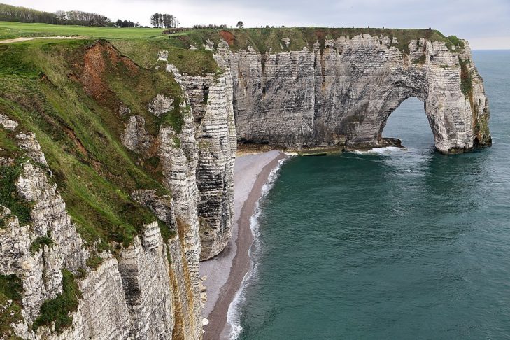 A formação rochosa tem uma série de falésias. A mais famosa é Falaise d’Aval. Suas formas lembram várias esculturas, como a de uma cabeça de elefante, com a tromba mergulhando na água.