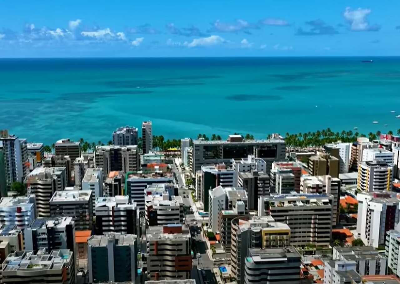 O nome Maceió, de origem tupi, significa o que tapa o alagadiço, referindo-se à presença de áreas alagadas que caracterizam parte de sua paisagem natural.